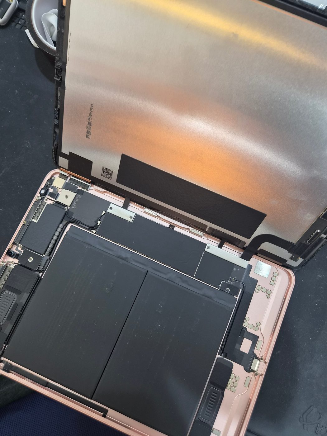 아이패드 iPad Air 4세대 수리 작업 중