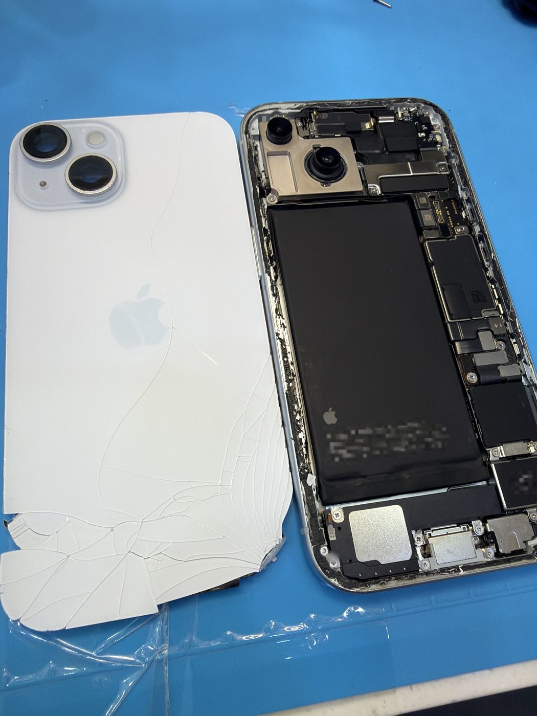 아이폰 iPhone 15 수리 작업 중