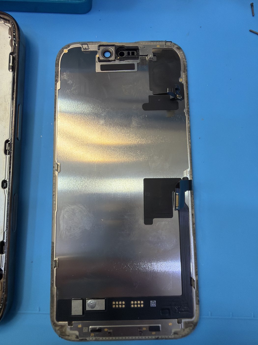아이폰 iPhone 16 Pro 수리 작업 중