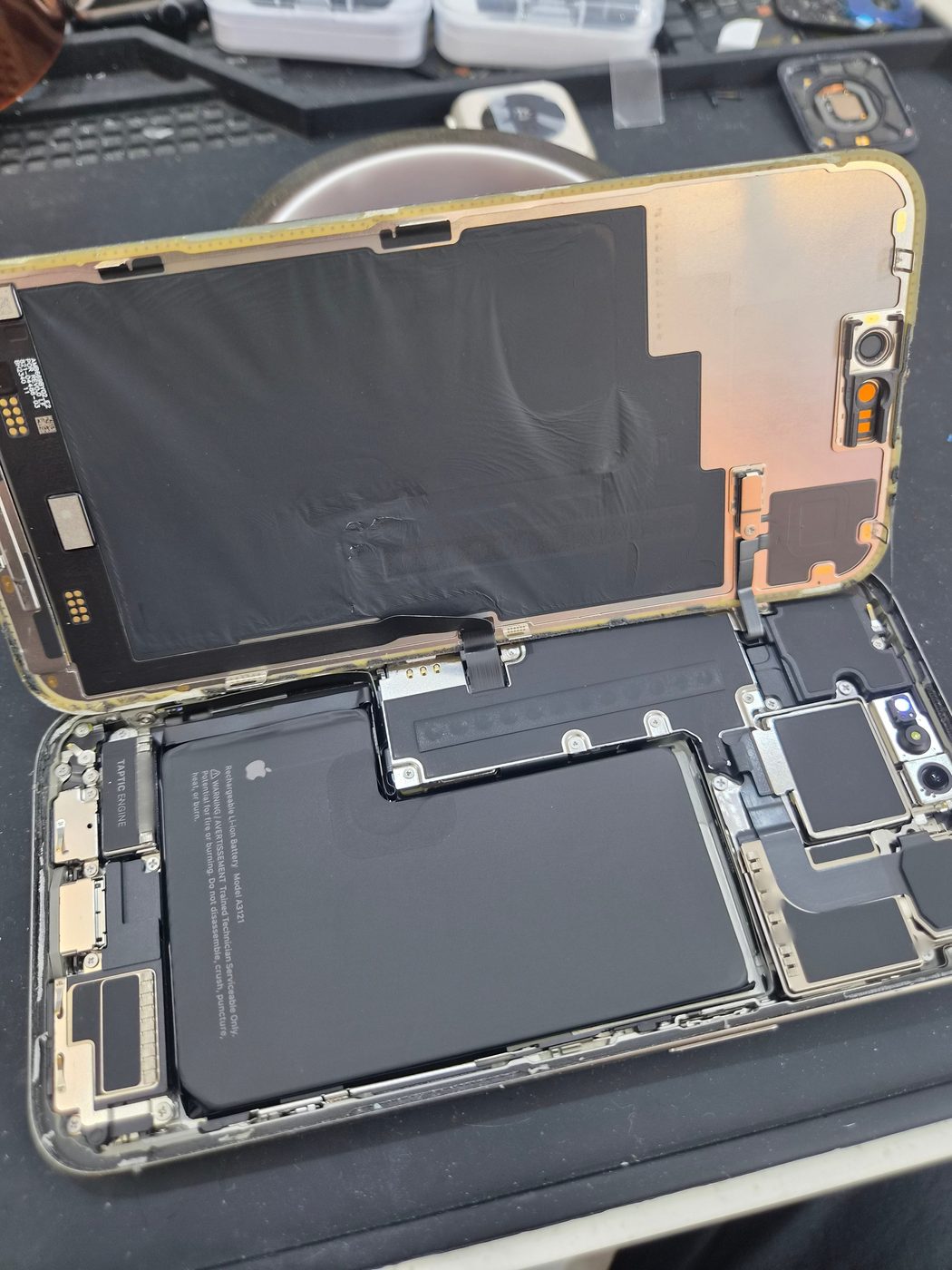 아이폰 iPhone 15 Pro Max 수리 작업 중