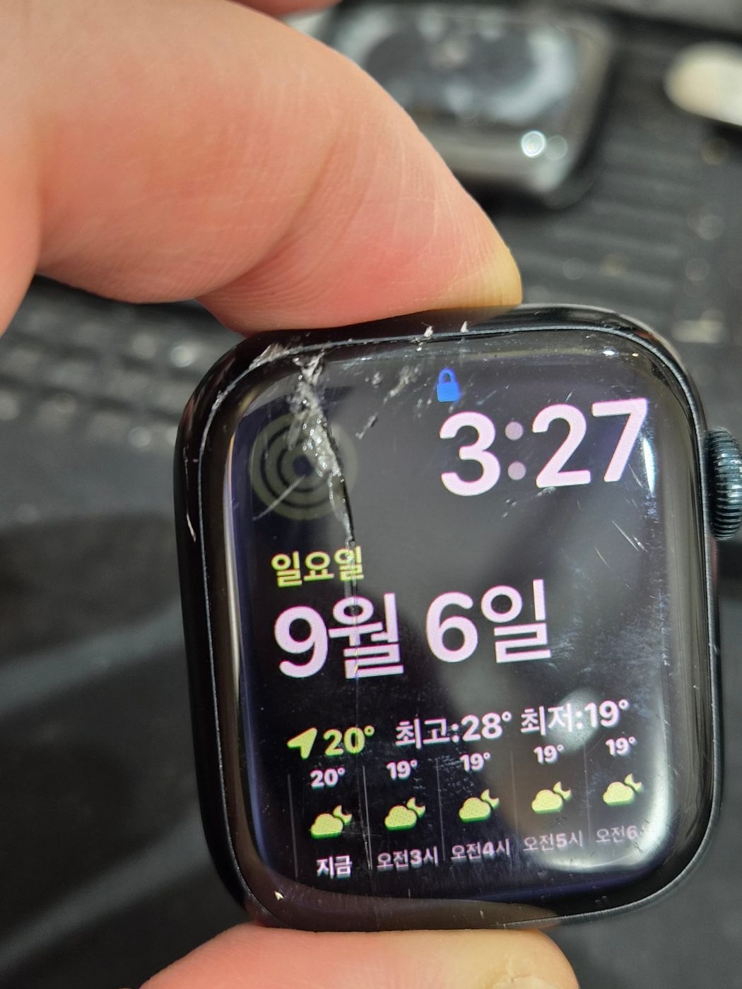 애플워치 시리즈 8 수리 전 — 액정 깨짐