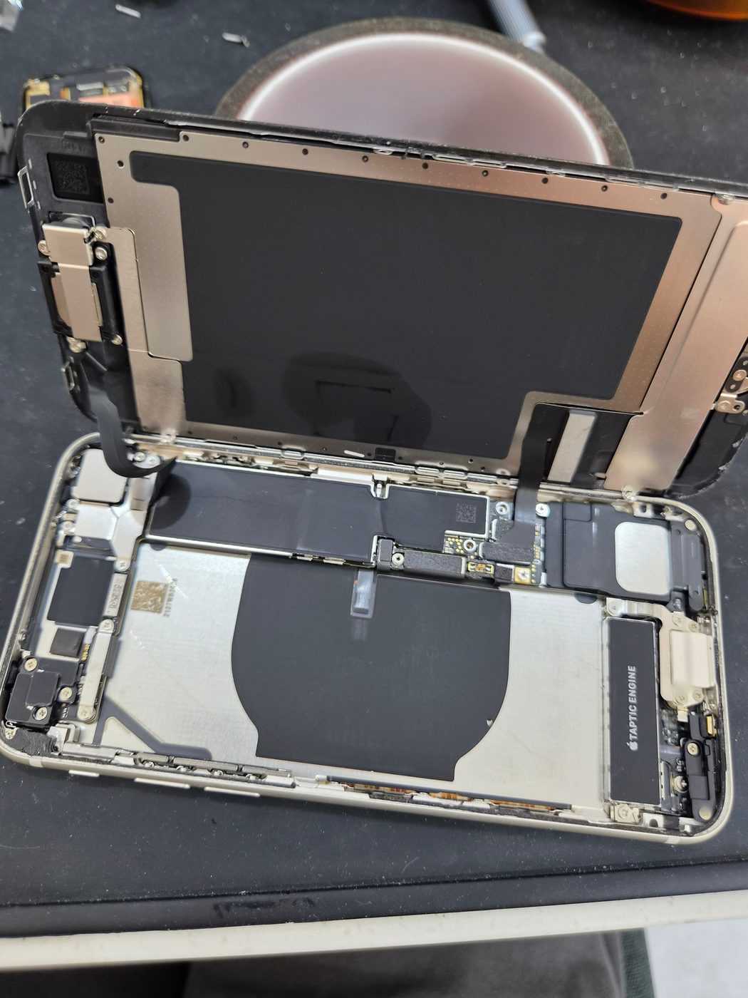 아이폰 iPhone SE (2세대) 수리 작업 중