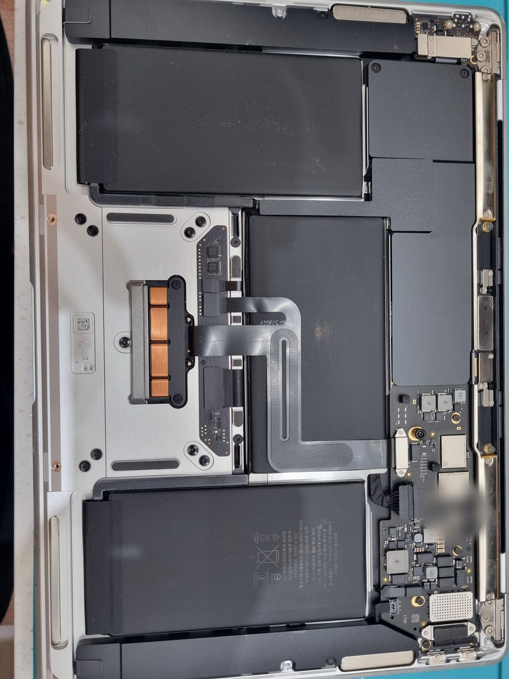맥북 MacBook Air 13인치 (M1) 내부 분해