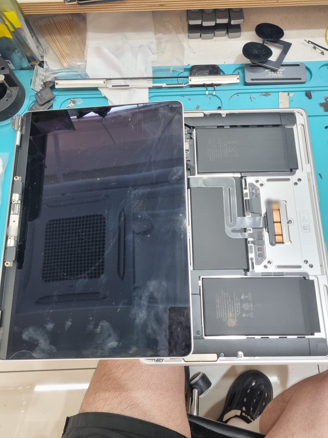 맥북 MacBook Air 13인치 (M1) 수리 작업 중