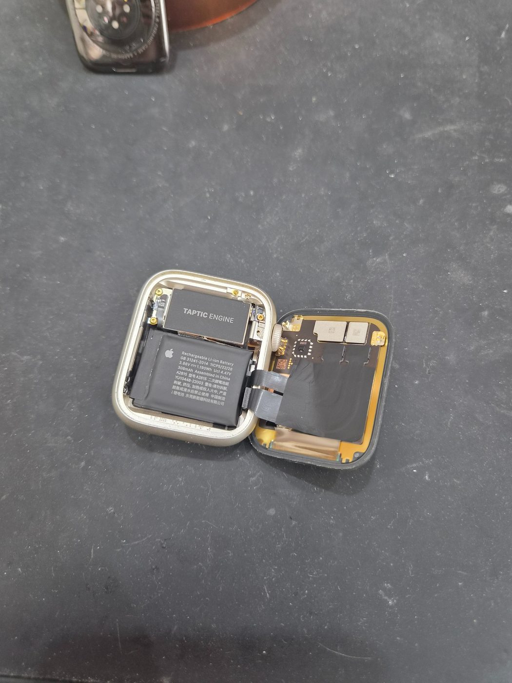 애플워치 Apple Watch Series 8 (45mm) 수리 작업 중