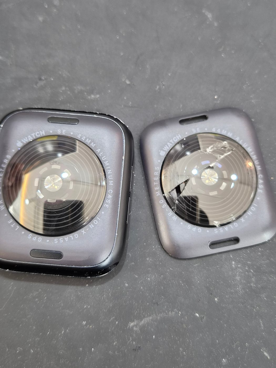 애플워치 Apple Watch SE (2세대) 수리 작업 중