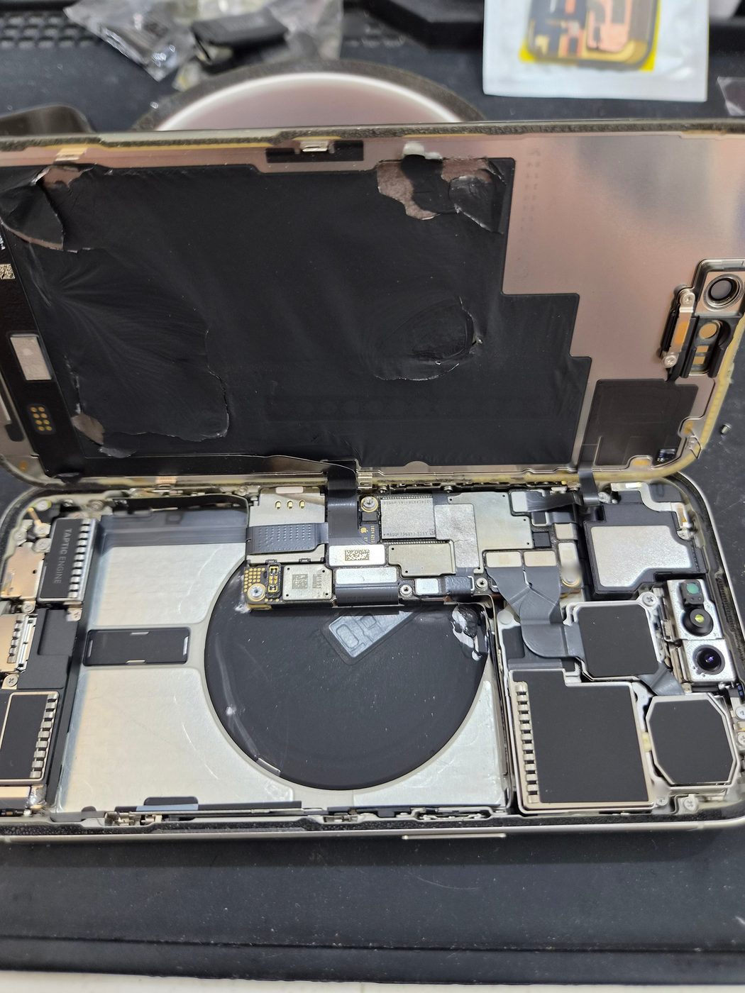 아이폰 iPhone 15 Pro 수리 작업 중